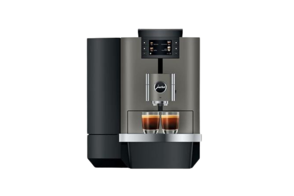 Jura Kaffeevollautomat mit Display und zwei frisch gebrühten Espressi in der Frontansicht.