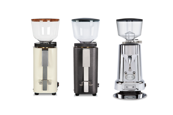 Drei ECM Kaffeemühlen in Creme, Anthrazit und Chrom in einer Reihe, hochwertige Espressomühlen für präzises Mahlen.