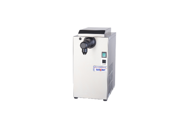 Edelstahl-Sahneautomat Cremaldi Uno mit Ausgabedüse und digitaler Bedienanzeige in kompakter Gastro-Bauform.
