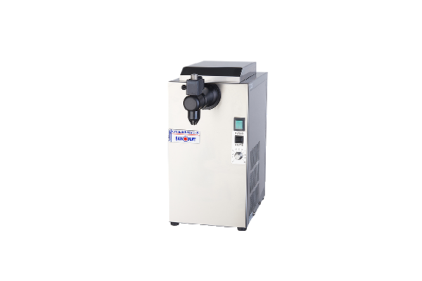 Edelstahl-Sahneautomat Cremaldi Vario mit Ausgabedüse und digitaler Bedienanzeige in kompakter Gastro-Bauform.
