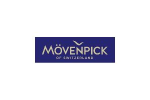 Mövenpick Kaffee Logo in Blau mit beigefarbener Schrift und Möwe, Markenlogo von Mövenpick of Switzerland.