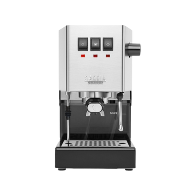Frisch gebrühter Espresso läuft aus der Siebträgermaschine in zwei kleine Tassen.