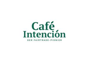 Logo von Café Intención mit grünem Schriftzug und dem Zusatz ‚Der Fairtrade-Pionier‘.