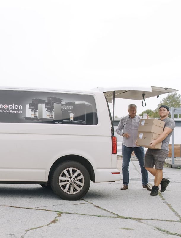 Lieferfahrzeug von Bahro Kaffeemaschinen, Mitarbeiter laden Kartons aus und bereiten den Serviceeinsatz vor.
